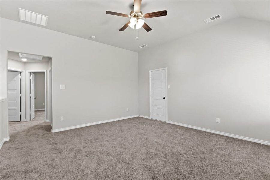Spacious, unfurnished interior of a new home in Deer Creek, Crowley (Image 19).
