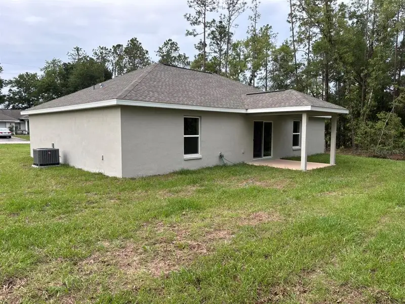 Exterior details and patio area of a home in , Dunnellon (Image 19).
