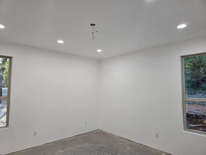 Spacious, unfurnished interior of a new home in , Malakoff (Image 4).