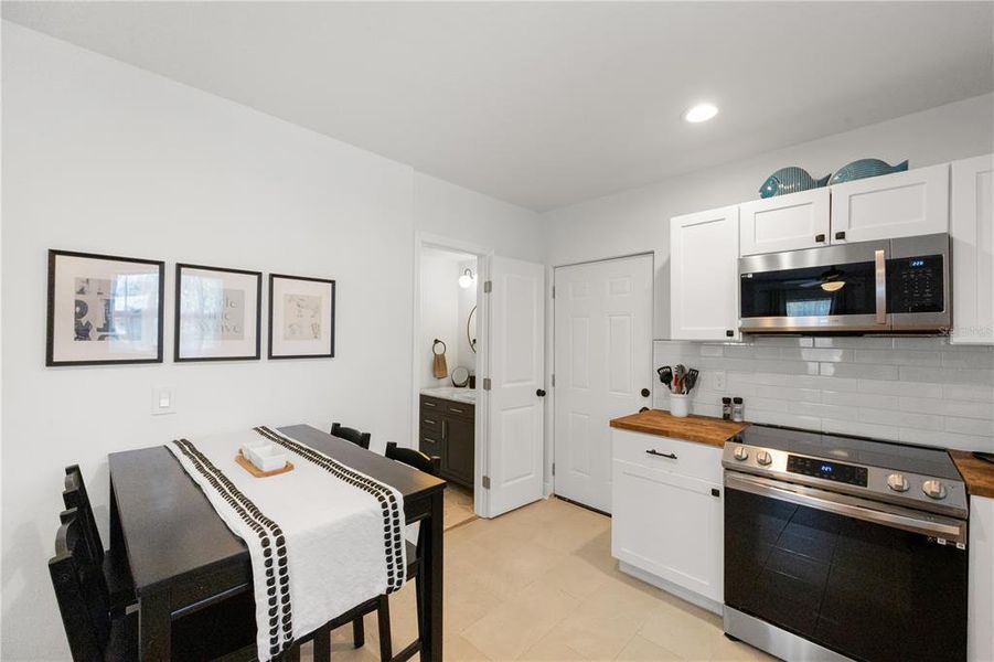 Furnished interior view inside a new home in , Tarpon Springs (Image 37).