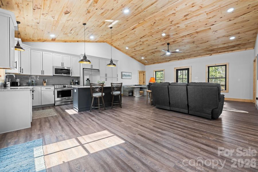 Incredible vaulted great room Incredible vaulted great room