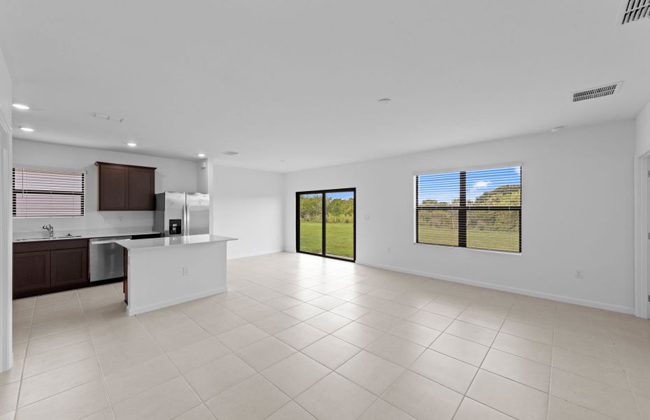 Spacious, unfurnished interior of a new home in Caloosa Cove, Labelle (Image 14).