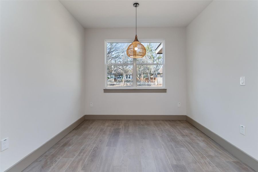 Dining area without virtual staging