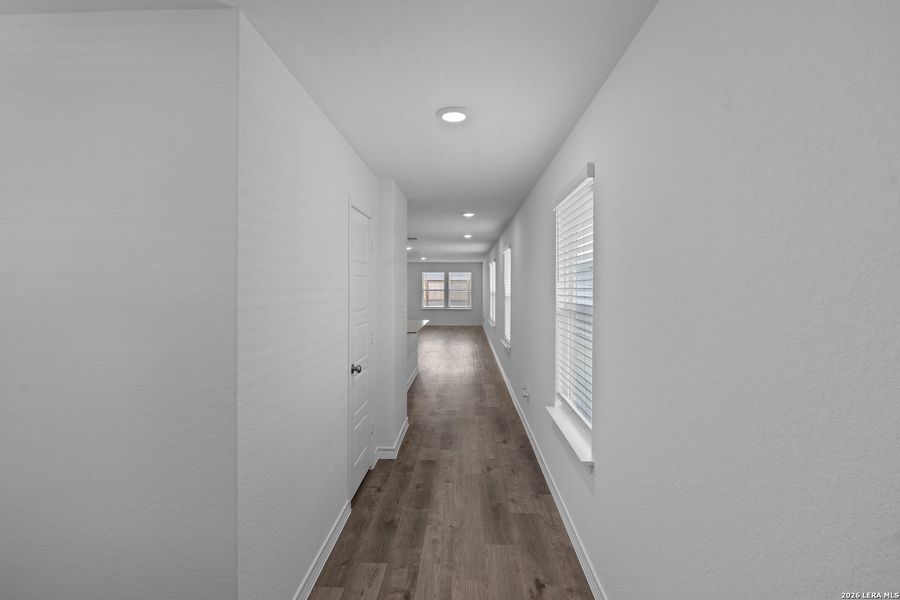 Spacious, unfurnished interior of a new home in Cinco Lakes, San Antonio (Image 11).