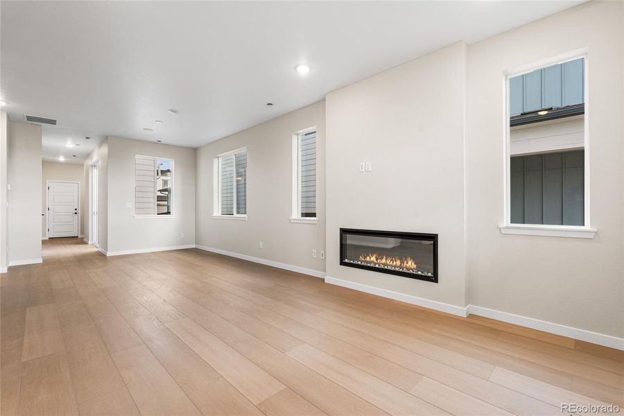 Spacious, unfurnished interior of a new home in Barefoot Village, Longmont (Image 13).