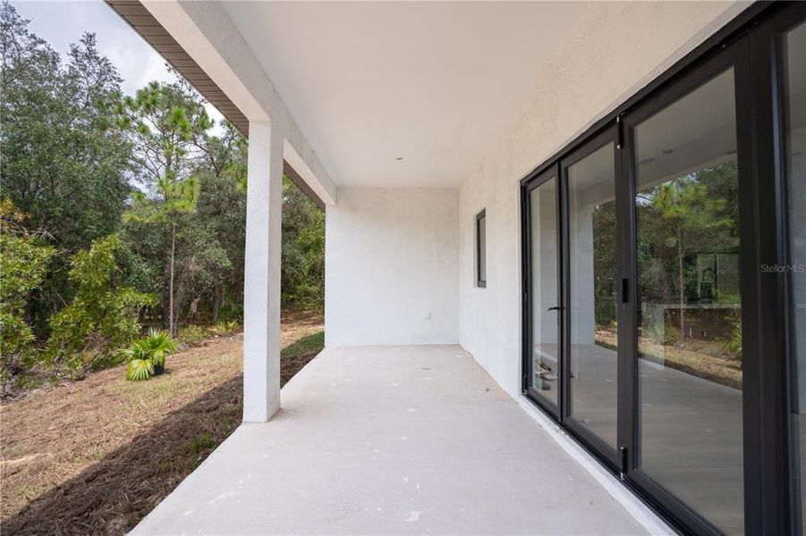 Exterior details and patio area of a home in , Homosassa (Image 3).