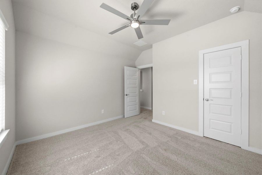 Spacious, unfurnished interior of a new home in Barton Creek Ranch, Conroe (Image 24).