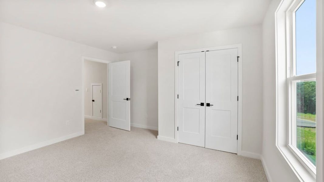 Spacious, unfurnished interior of a new home in Sunset Summits, Spartanburg (Image 37).