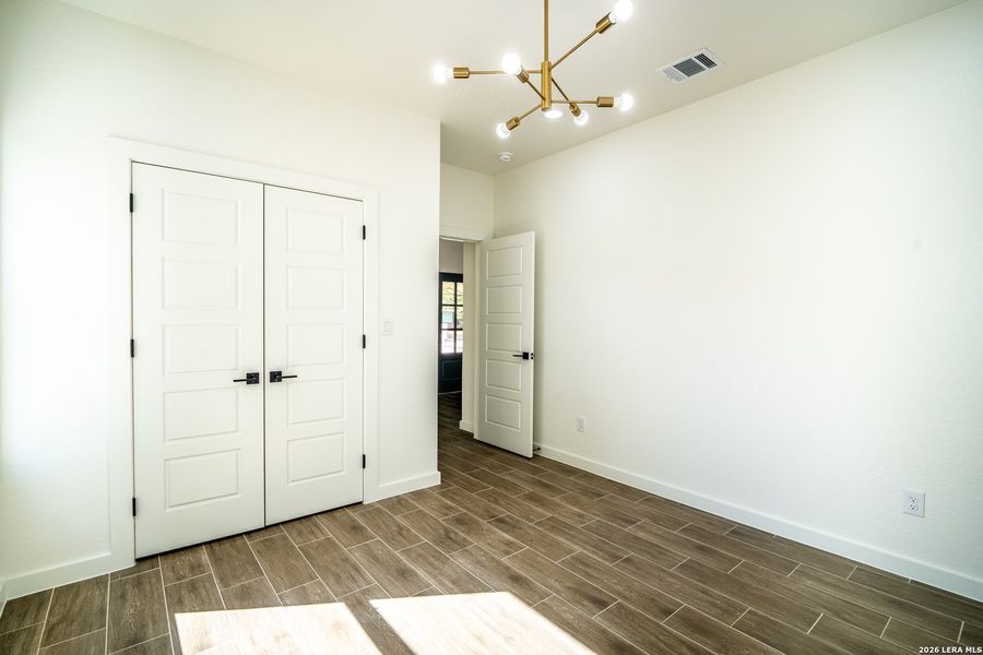 Spacious, unfurnished interior of a new home in , La Vernia (Image 12).