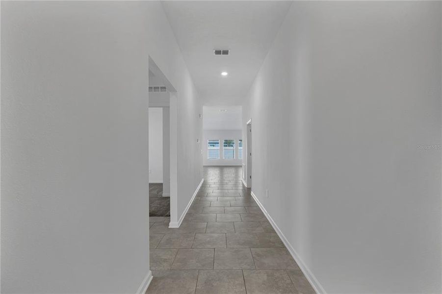 Spacious, unfurnished interior of a new home in Knightsbridge, Kissimmee (Image 18).