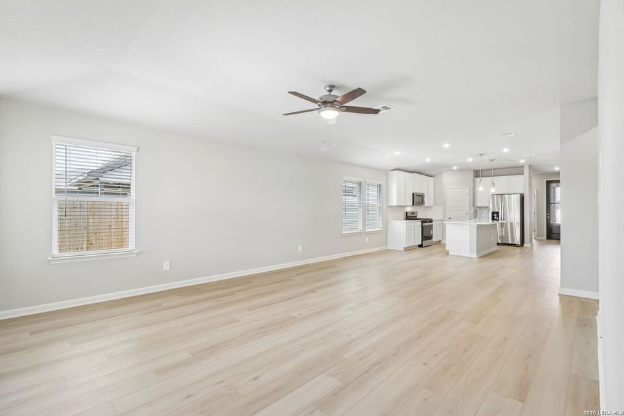 Spacious, unfurnished interior of a new home in Thomas Pond, San Antonio (Image 31).