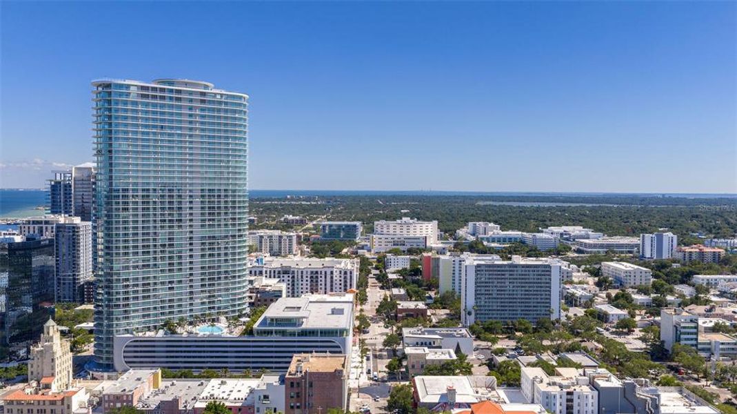 Condo located in St. Petersburg, FL showcasing its design and architecture (Image 42).