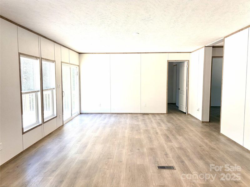 Spacious, unfurnished interior of a new home in , Kershaw (Image 19).