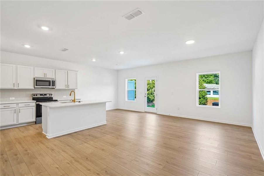Spacious, unfurnished interior of a new home in Leydenview, Mableton (Image 19).