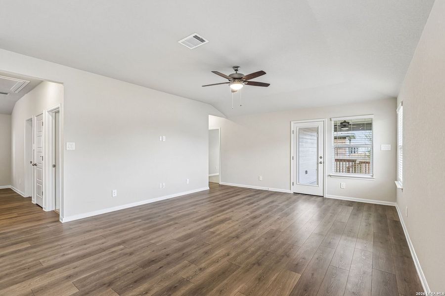 Spacious, unfurnished interior of a new home in Thomas Pond, San Antonio (Image 40). Spacious, unfurnished interior of a new home in Thomas Pond, San Antonio (Image 40).