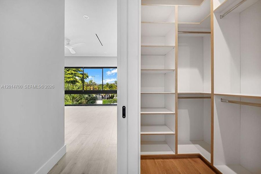 Spacious, unfurnished interior of a new home in , Fort Lauderdale (Image 26).