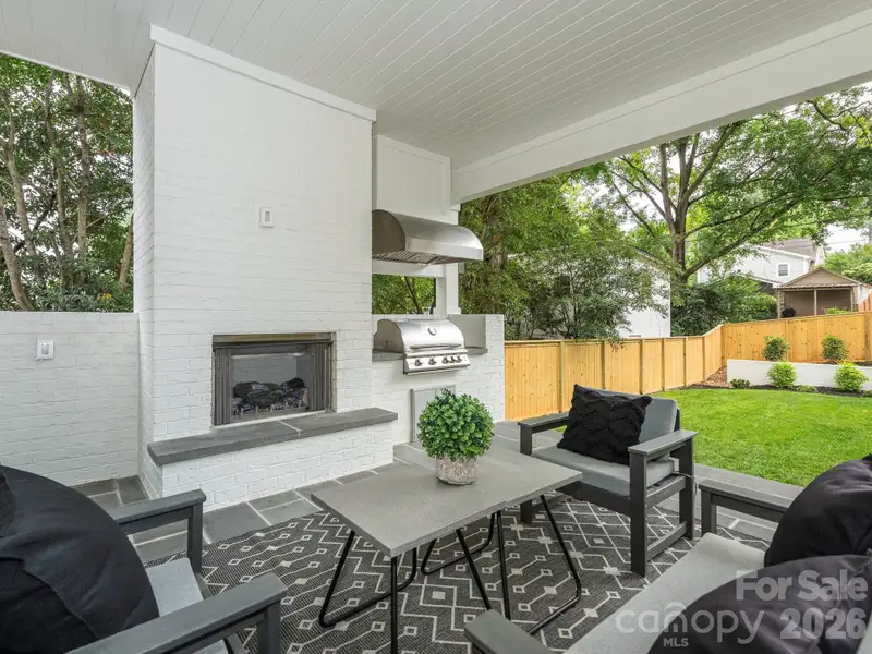 Covered porch w/fireplace, built in grill
