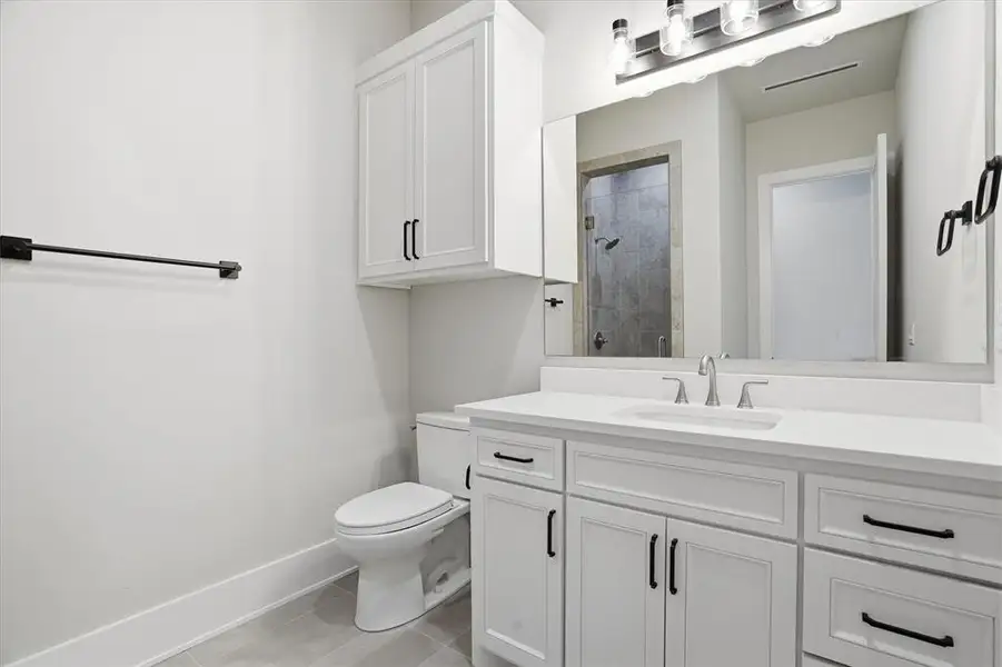 Furnished interior view inside a new home in , Strawn (Image 19).