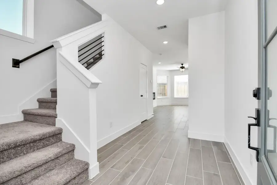 Spacious, unfurnished interior of a new home in Meridiana, Rosharon (Image 9).