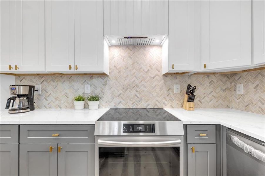Furnished interior view inside a new home in , Atlanta (Image 9).