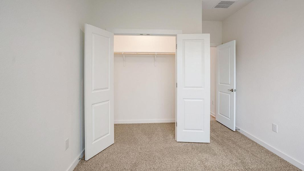 Spacious, unfurnished interior of a new home in Rosenbusch Ranch, Leander (Image 17).