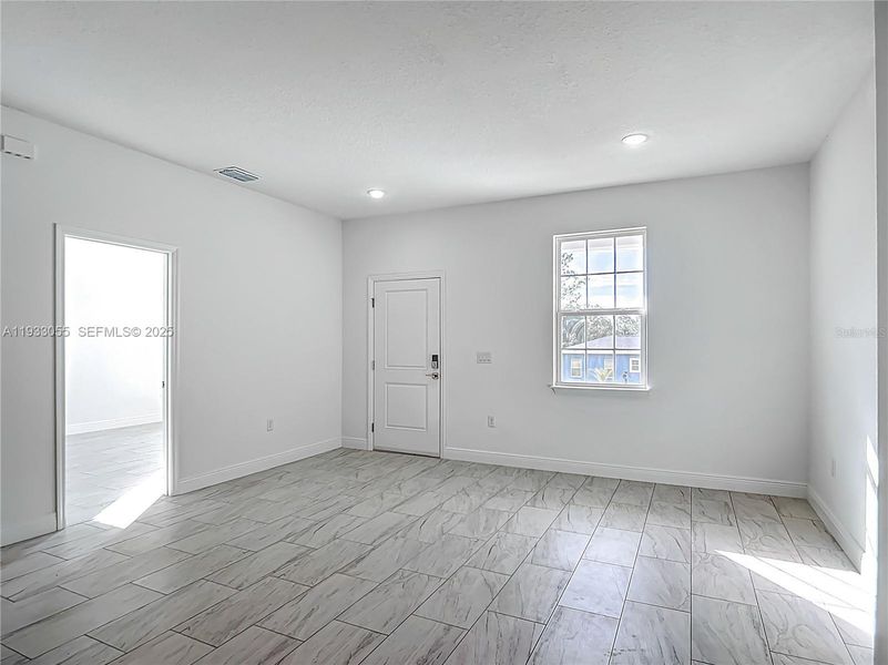 Spacious, unfurnished interior of a new home in , Citrus Springs (Image 12).