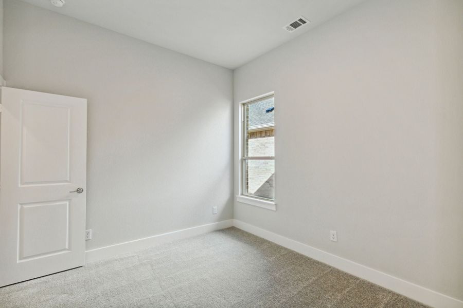 Spacious, unfurnished interior of a new home in Dove Hollow, Waxahachie (Image 25).