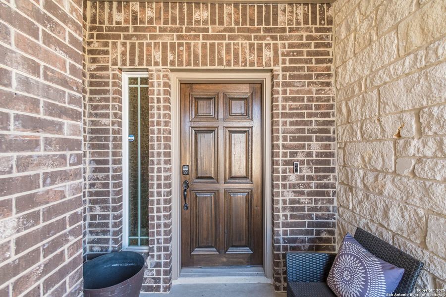 Furnished interior view inside a new home in Hiddenbrooke, Seguin (Image 33).