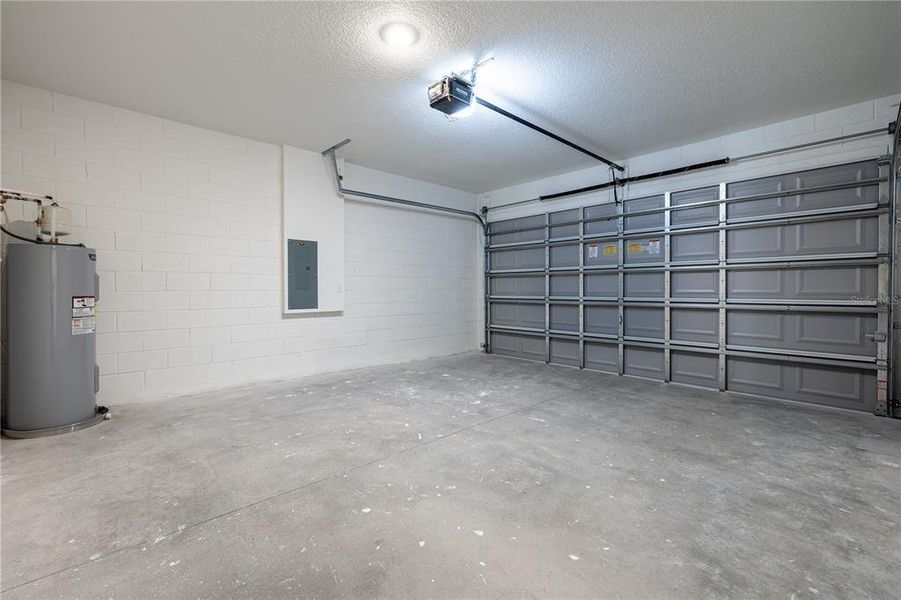 Spacious, unfurnished interior of a new home in , Deland (Image 44).