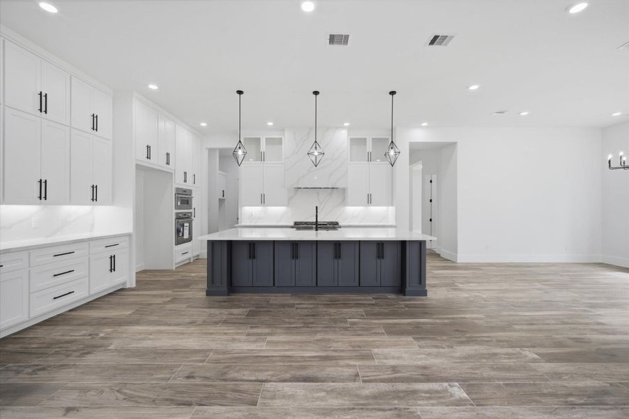 KITCHEN AREA LARGE ISLAND BRING THE CHEF       14X17