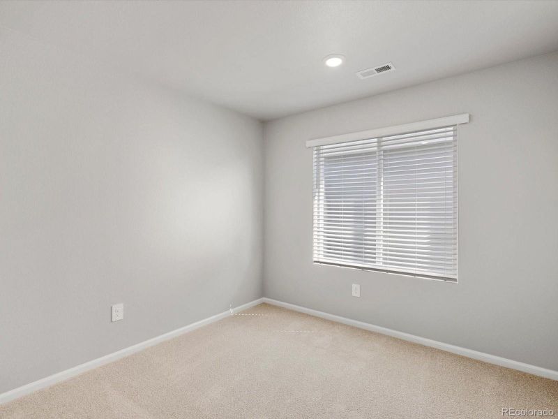 Spacious, unfurnished interior of a new home in Lake Bluff, Greeley (Image 15).