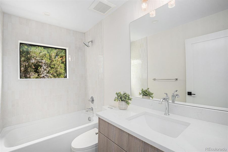 Full bath attached to en suite #2