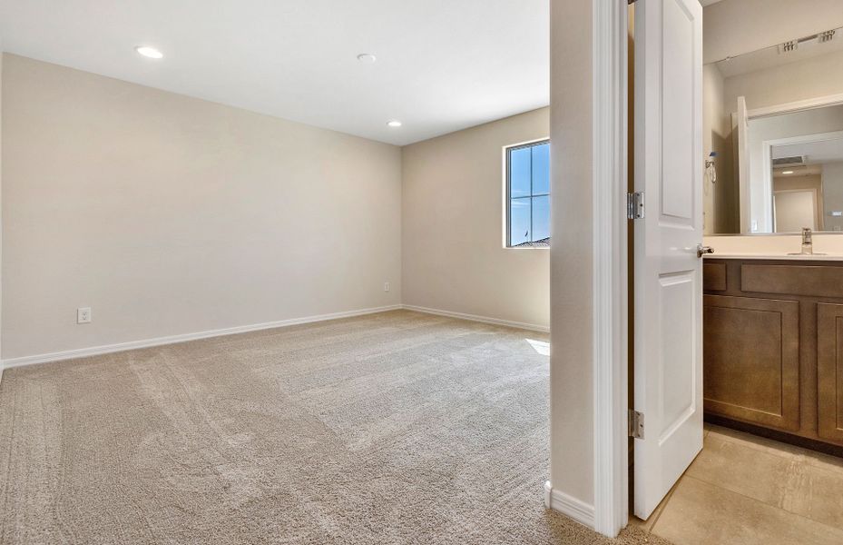 Spacious, unfurnished interior of a new home in El Rancho Santa Rosa, Maricopa (Image 24).