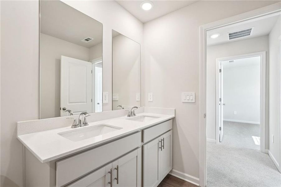 Furnished interior view inside a new home in Ivey Township, Dallas (Image 11).
