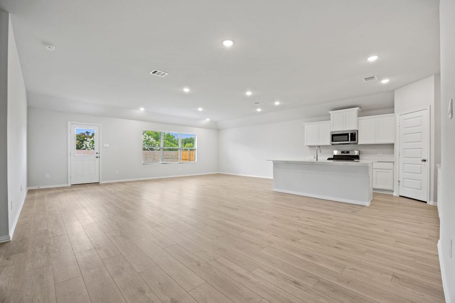 Spacious, unfurnished interior of a new home in Rolling Ridge, Van Alstyne (Image 15).