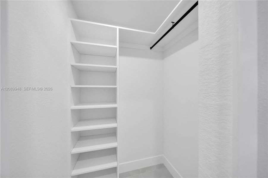 Spacious, unfurnished interior of a new home in , Cape Coral (Image 19).