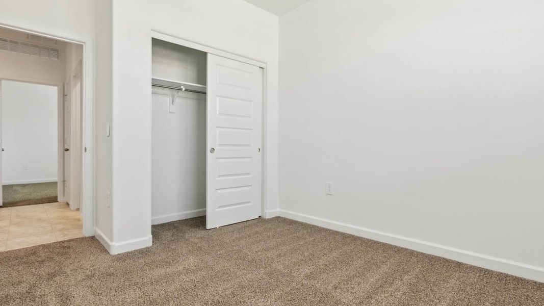 Spacious, unfurnished interior of a new home in Sorrento, Maricopa (Image 20).