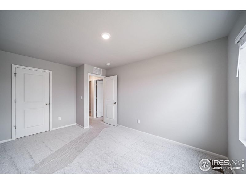 Spacious, unfurnished interior of a new home in Thompson River Ranch, Johnstown (Image 45).