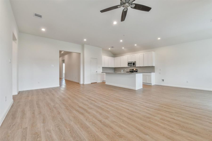 Spacious, unfurnished interior of a new home in King Oaks Village, Baytown (Image 29).