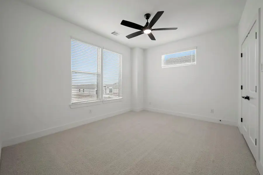Spacious, unfurnished interior of a new home in Hallimore Ranch, Rosenberg (Image 25).
