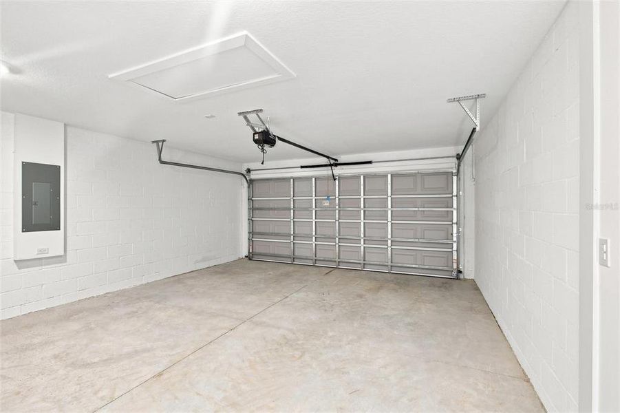 Spacious, unfurnished interior of a new home in , Sebring (Image 36).