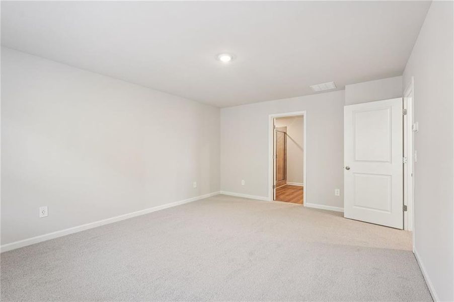 Spacious, unfurnished interior of a new home in Ivey Township, Dallas (Image 42).