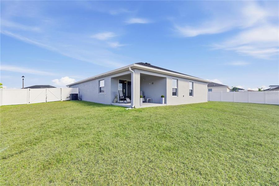 Exterior details and patio area of a home in Summercrest, Ocala (Image 4).