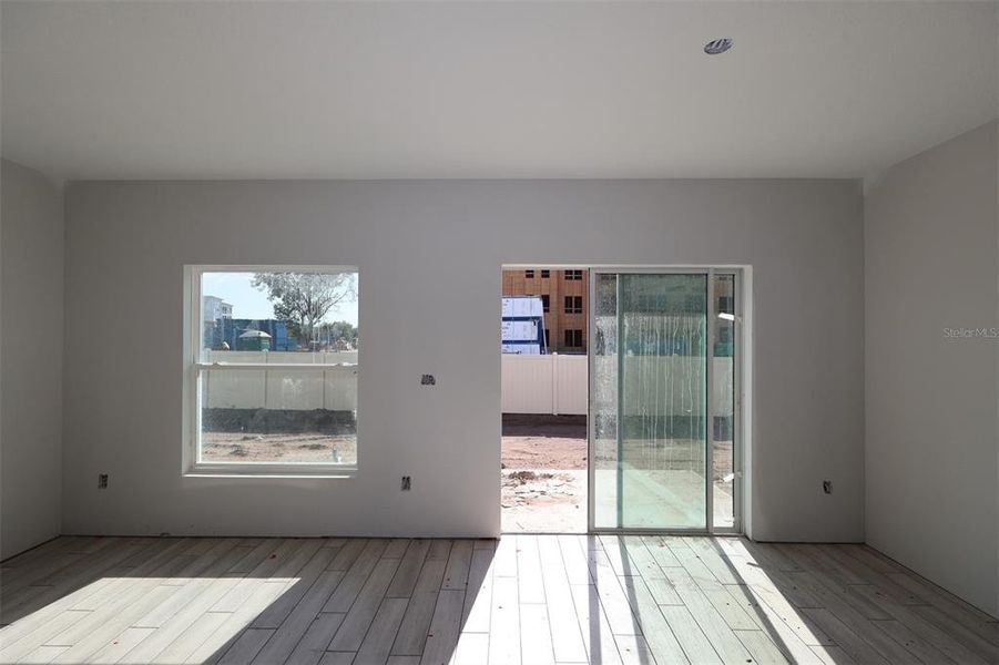 Spacious, unfurnished interior of a new home in Tyson Ranch, Orlando (Image 5).