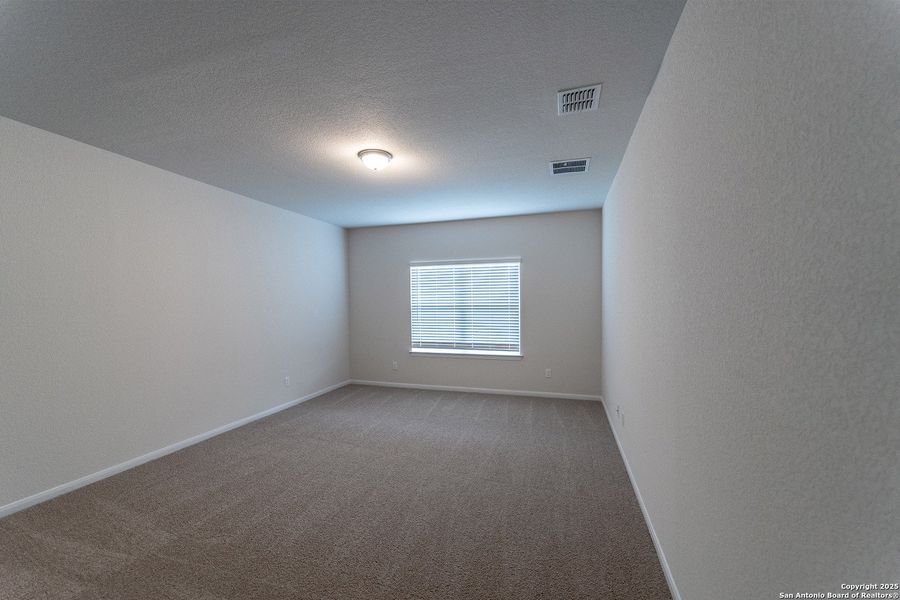 Spacious, unfurnished interior of a new home in Hunter's Ranch, San Antonio (Image 18).
