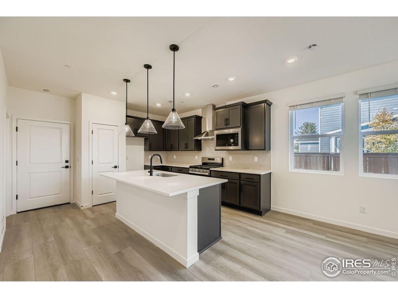 Kitchen with a grand kitchen island! Kitchen with a grand kitchen island!