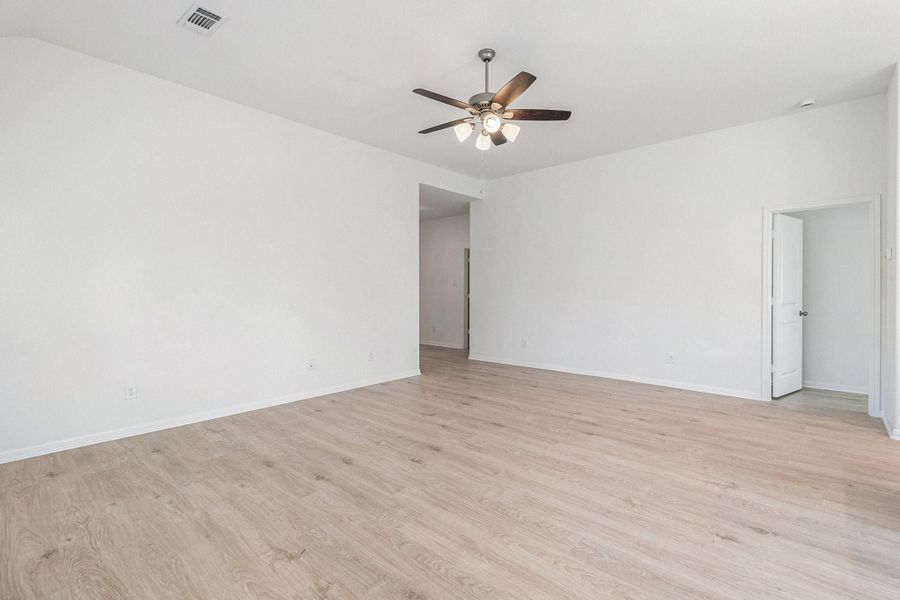 Spacious, unfurnished interior of a new home in Columbia Lakes, West Columbia (Image 25).