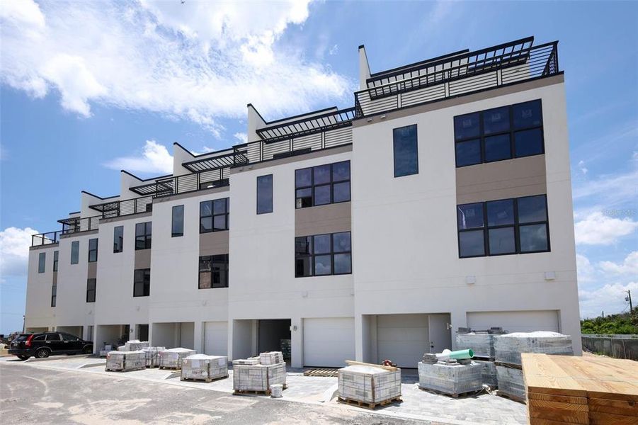 Condo located in Ormond Beach, FL showcasing its design and architecture (Image 5).