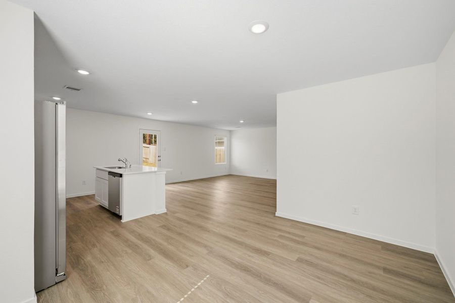 Spacious, unfurnished interior of a new home in , China (Image 35).