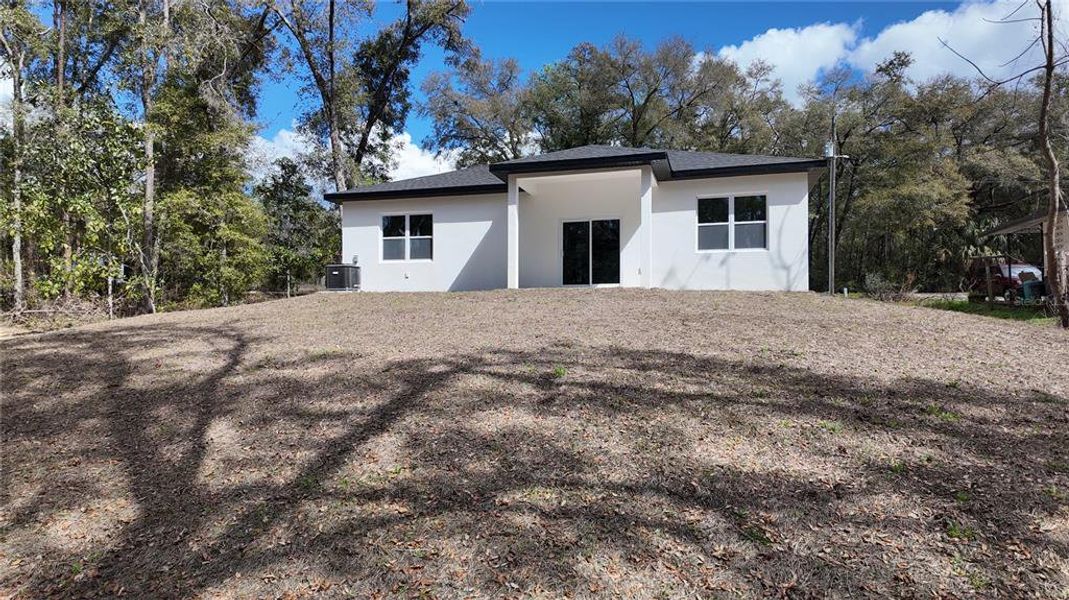 Exterior details and patio area of a home in , Dunnellon (Image 4).